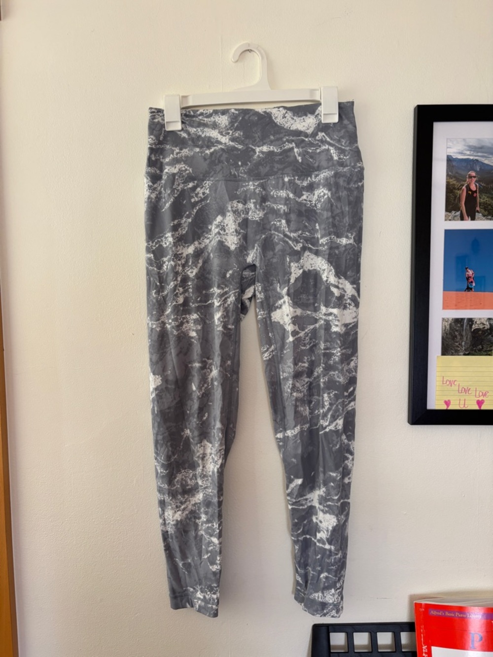 manduka Marble-Effect Gray & White Yoga Leggings